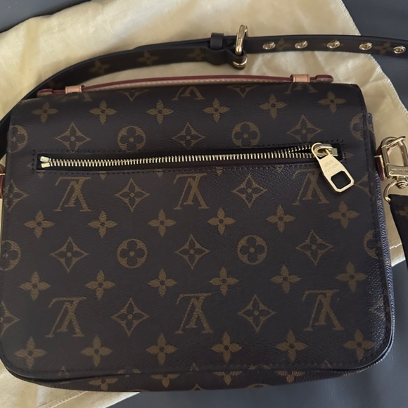 Louis Vuitton Pochette Metis - Picture 12 of 17